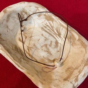 Single pearl leather cord necklace